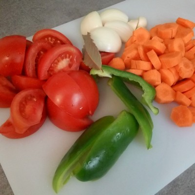 Verduras troceadas para la receta de estofado con costilla de cerdo