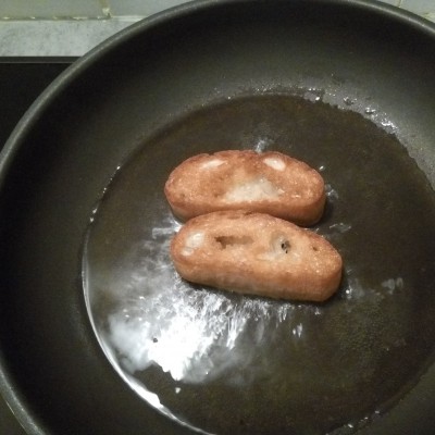 Pan frito para la receta de la salsa de almendras