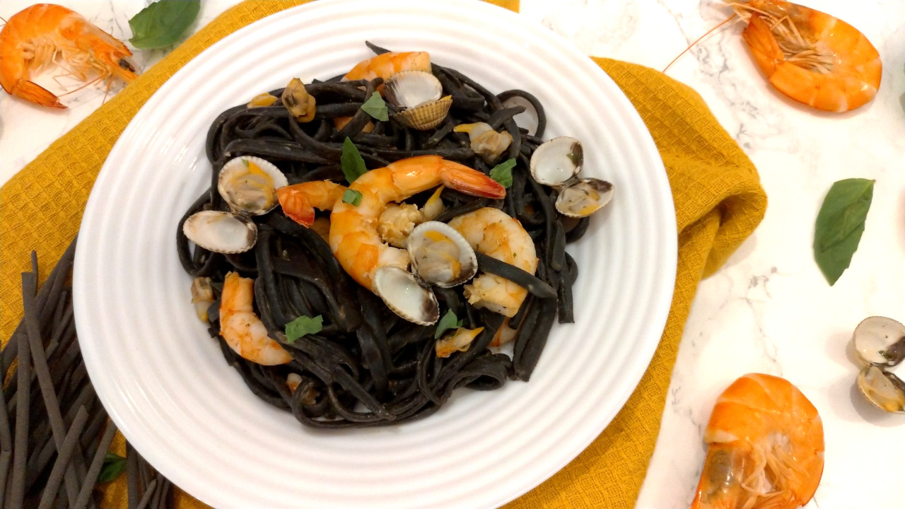 Espaguetis negros con gambas y almejas