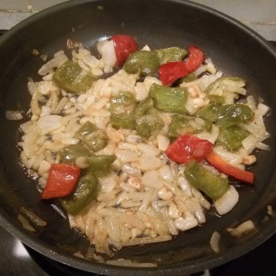 Verduras pochando para la receta de la salsa de almendras