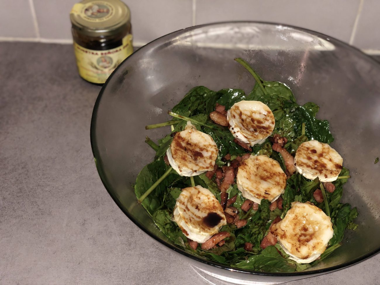 Ensalada templada de espinacas, beicon y queso de cabra