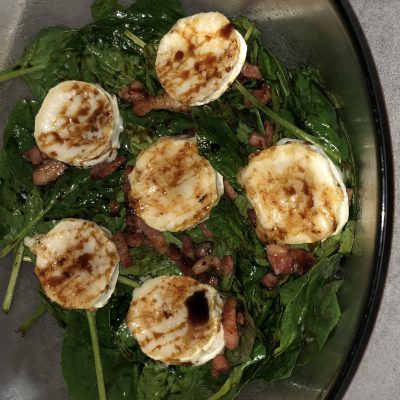 Ensalada templada de espinacas, beicon y queso  de cabra terminada