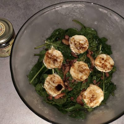 Ensalada templada de espinacas, beicon y queso  de cabra terminada