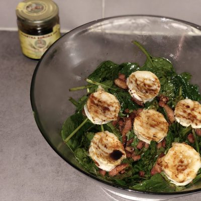 Ensalada de espinacas, queso de cabra y beicon