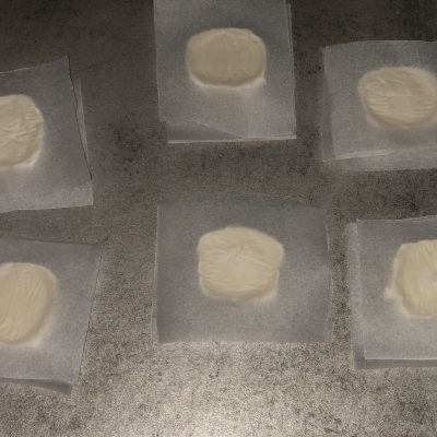 Queso de cabra cortado para ensalada templada de espinacas, beicon y queso de cabra