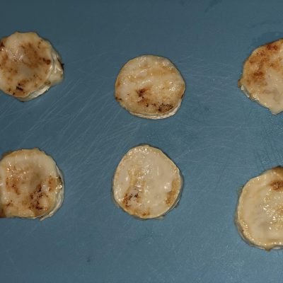 Queso de cabra tostado para ensalada templada de espinacas, beicon y queso de cabra