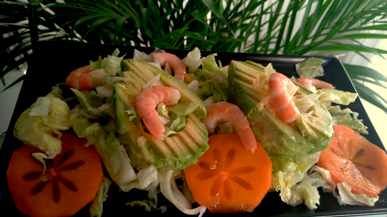 Aguacate con gambas y caqui