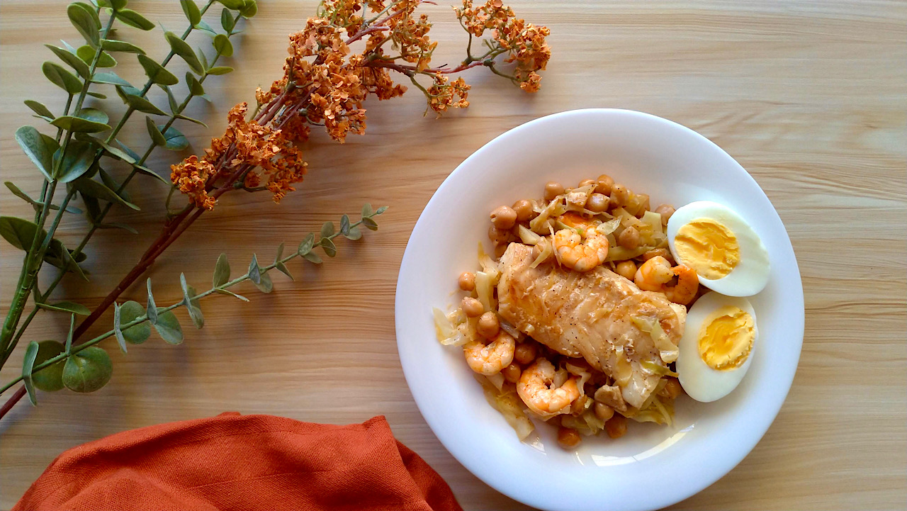 Garbanzos con bacalao, col y gambas