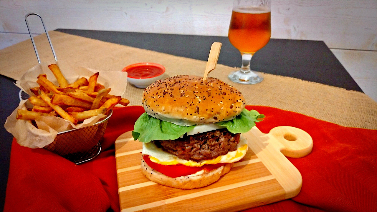 Hamburguesa casera de ternera con queso y huevo