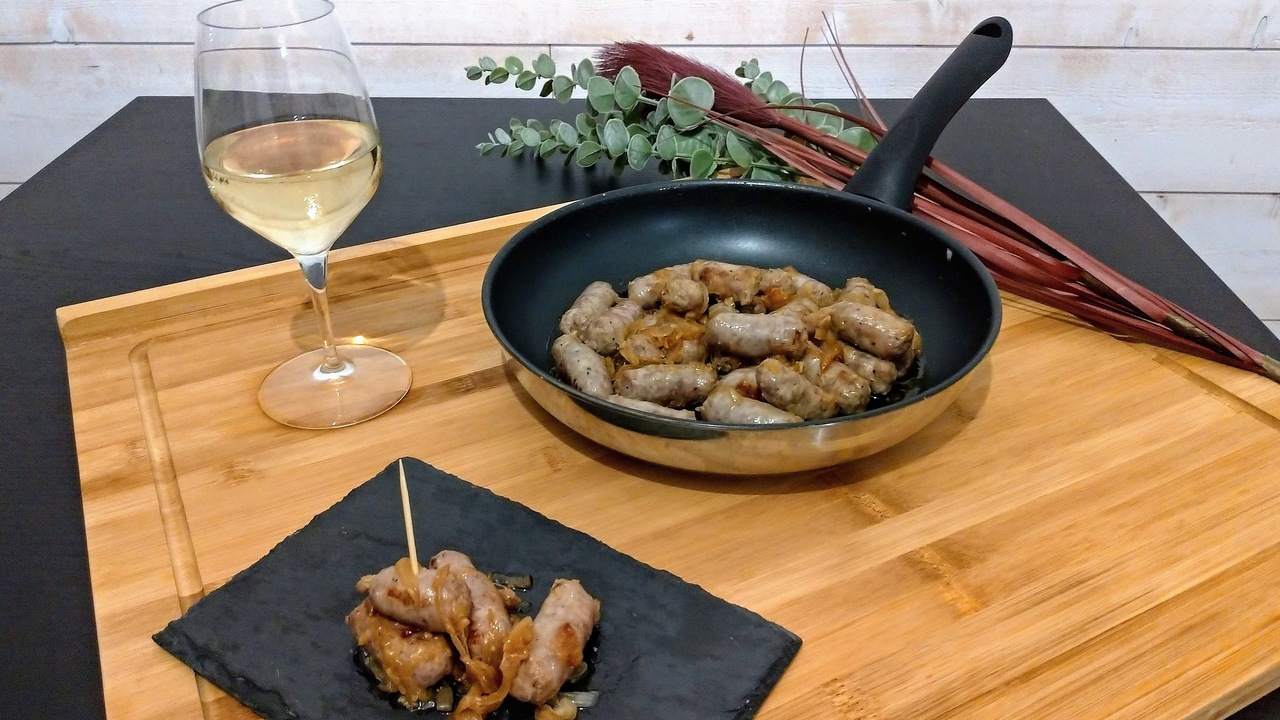 Salchichas al vino blanco con ajo y cebolla