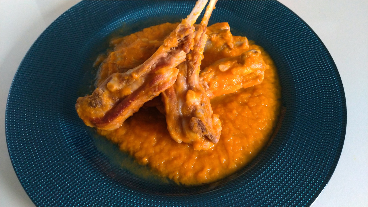 Costillas de cordero en salsa de zanahorias