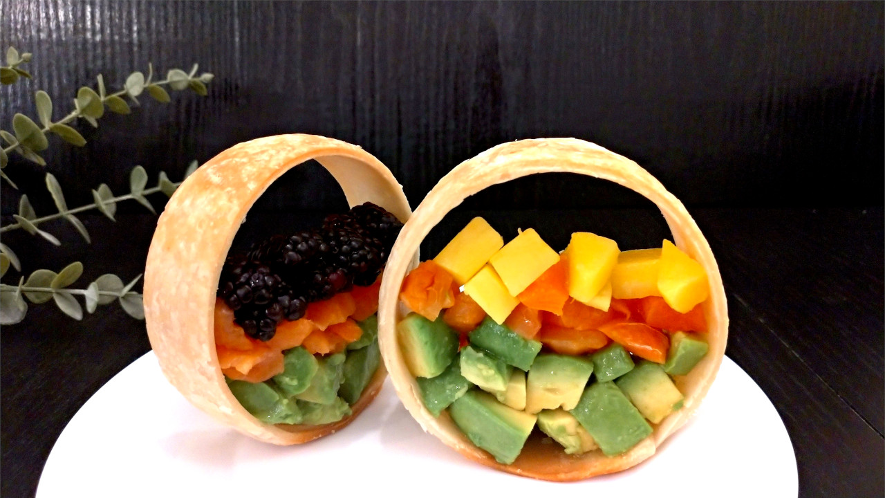 Ensalada de aguacate con salmón ahumado y fruta