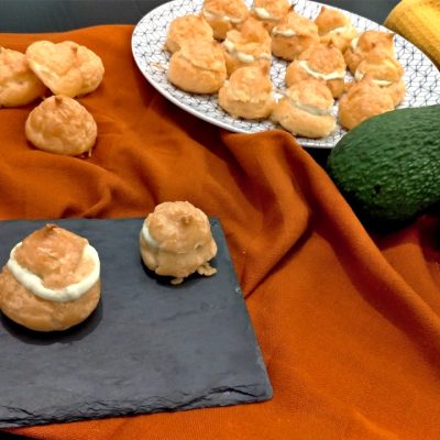 Profiteroles de queso con aguacate