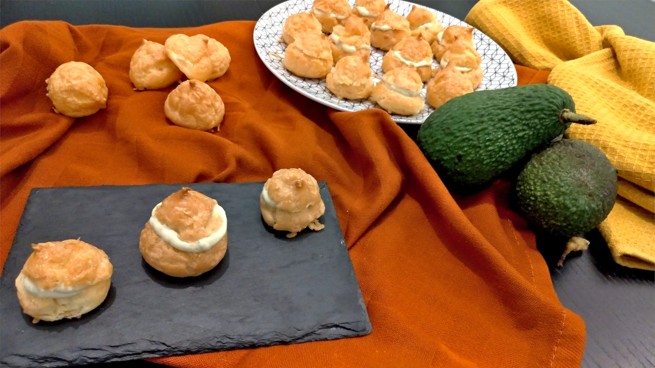 Profiteroles de queso con aguacate