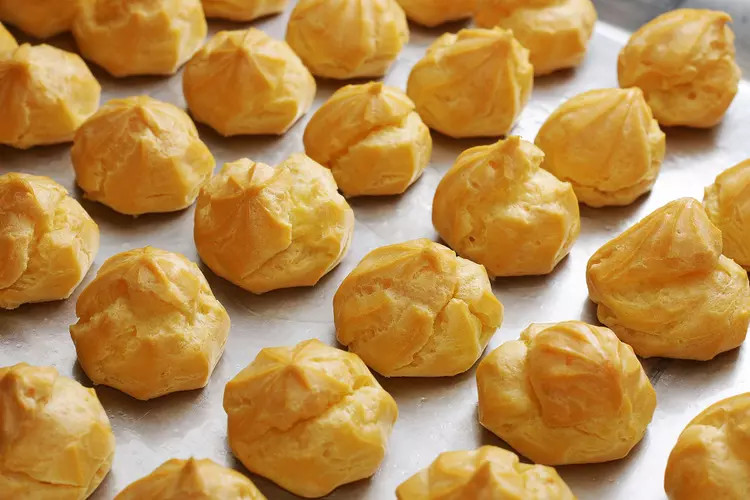 Profiteroles de queso con aguacate - GastroCocina