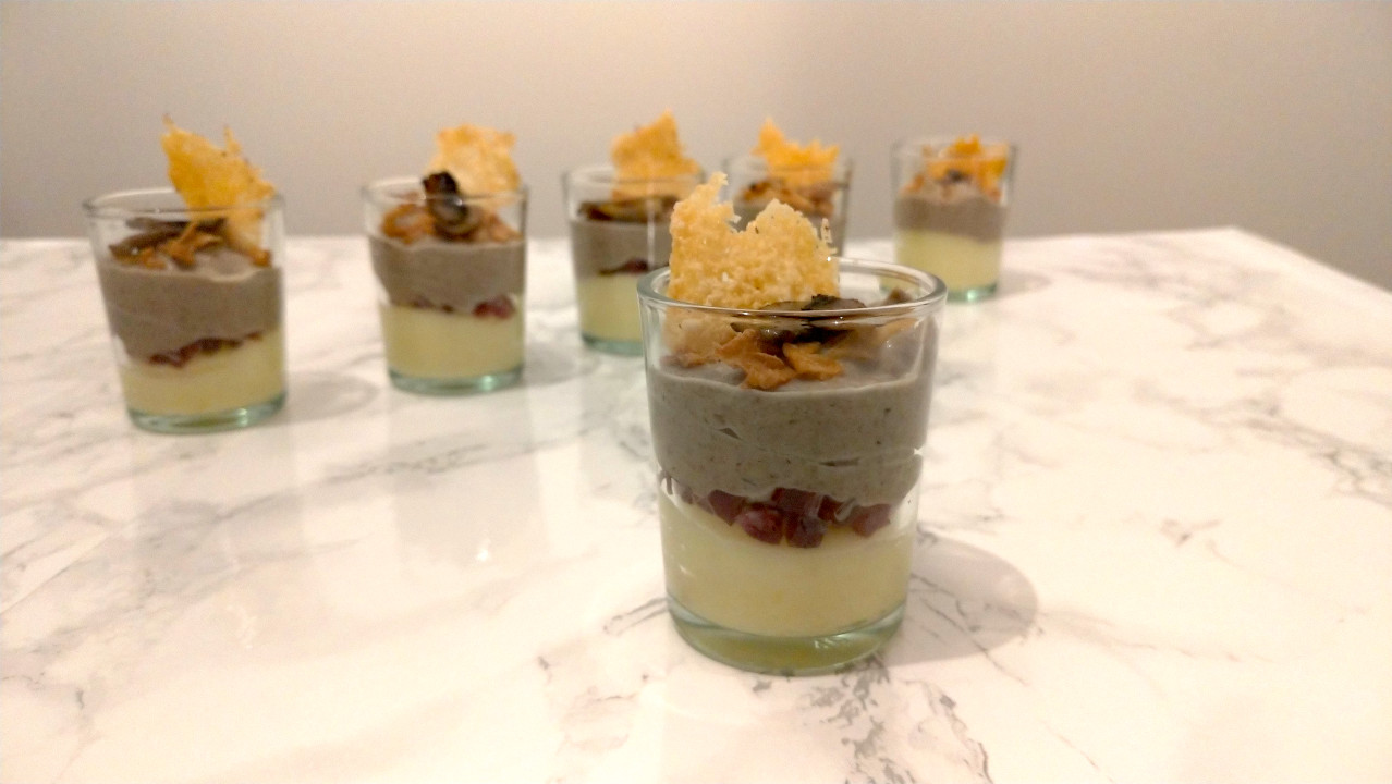 Vasitos de champiñones y patata con jamón y parmesano
