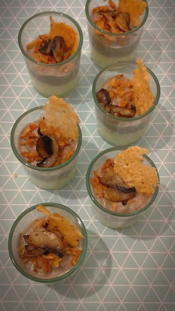 Vasitos de champiñones y patata con jamón y parmesano