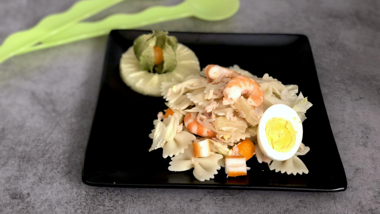 Ensalada de pasta con piña y langostinos
