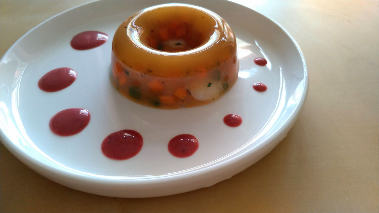 Áspic de langostinos y zanahoria con salsa de frutos rojos